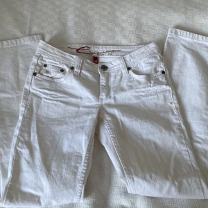 Esprit jeans - Säljer de här low-waisted, bootcut esprit-jeansen pga ingen användning. Midjemåttet rakt över är 35cm, innebenslängden är 73cm❤️