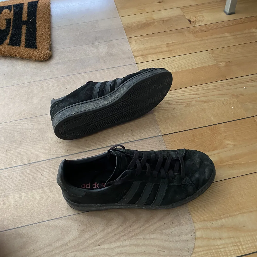 Adidas Originals campus triple black. Fint skick, sparsamt använda. Endast använd fåtal gånger. Storlek 43 1/3. Skor.