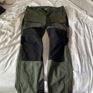 Friluftsbyxor - Begagnade friluftsbyxor från Bluewear Storlek 46