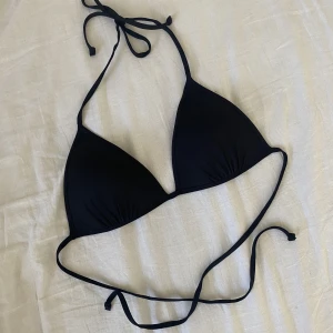 Svart bikiniöverdel - Jättefin bikiniöverdel. säljs endast pga för liten. 💕