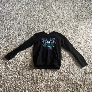 Kenzo tröja - Lite använd, bra skick. Inte äkta. Köparen står för frakt.