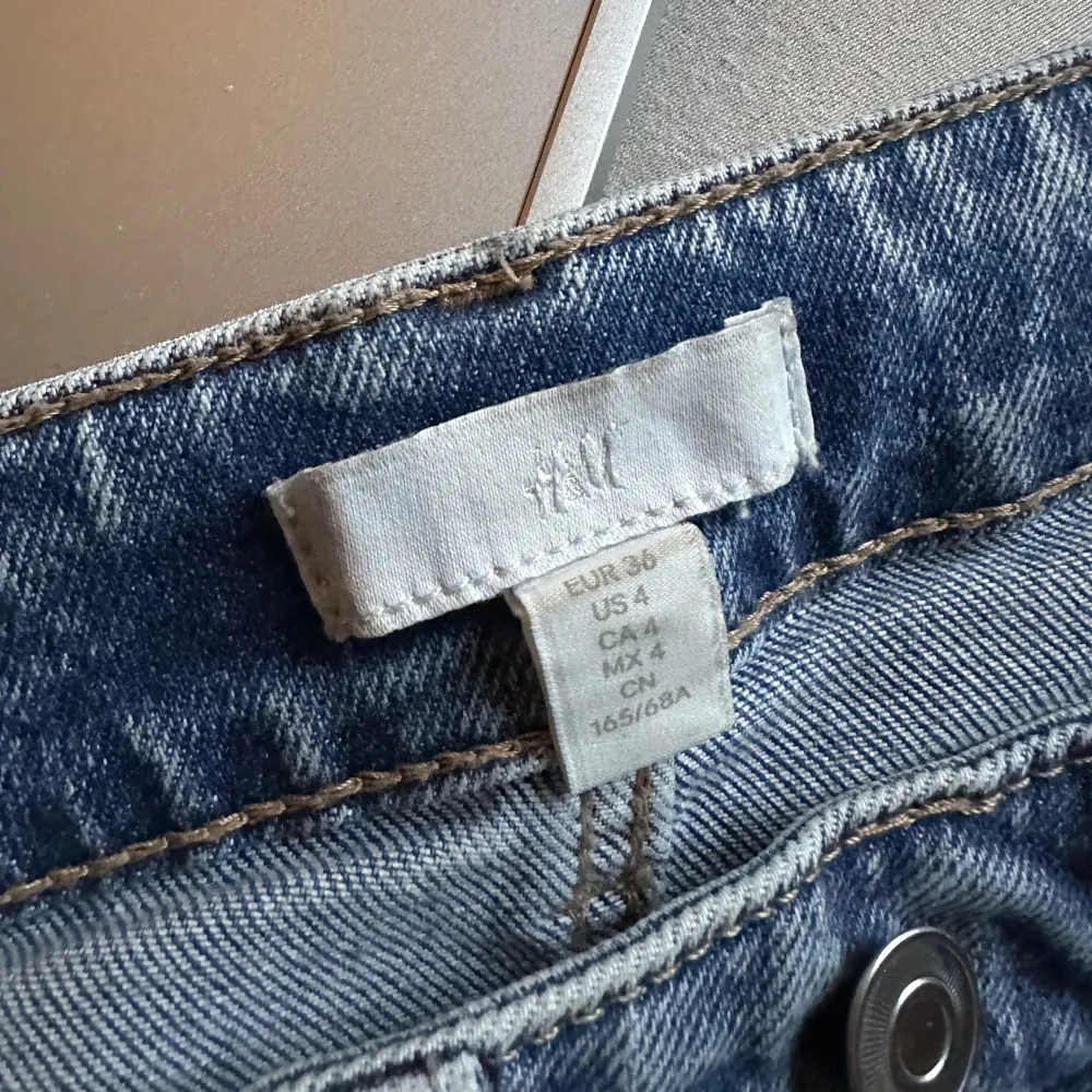 Sååå snygga jeans med slits längst ner från H&M! Säljes då dom tyvärr är för långs för mig och måste bära dom med klackar för att det ska se bra ut. Man får såå fina former och endast använd fåtal gånger! Hör gärna av er vid vidare intresse eller frågor ❤️‍🔥. Jeans & Byxor.