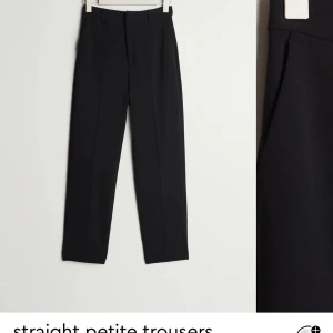 Kostymbyxor petite Gina Tricot  - Säljer mina straight petite trousers i storlek 32 från Gina Tricot då de inte används längre. De är väldigt sparsamt använda och ser ut som nya. Lite stora på mig som är 152cm. Hör av er för fler bilder eller andra frågor💗