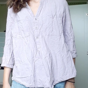Lila blus-skjorta - Söt lila blus jag köpte på second hand för ett år sen. Mycket gott skick och väldigt skön för sommarn.
