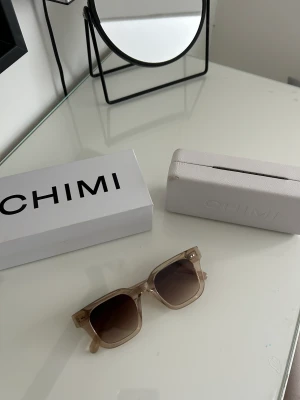 chimi 04 - Glasögon från chimi i storlek 04. Använd ett fåtal gånger så dom är i väldigt bra skick. Pris kan diskuteras vid snabb affär🩷🩷