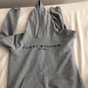 Tommyhilfinger tröja grå - Denne i storlek 152 