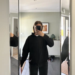 Vindjacka - Vindjacka från Weekday. Modellen slutar vid midjan, finns resor som är anpassningsbar och har luva.