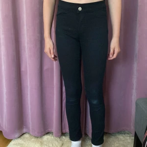 Svarta skinny jeans - Jättebra jeans som är stretchiga i materialet. Ingen dragkedja men en knapp. Jeans för barn i 10-års åldern!