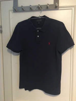 Polo Ralph lauren pike - En riktigt fräsch polo Ralph lauren pike färgen mörkblå. Den är använd några gånger men inga defekter. Pris kan diskuteras och om det är några frågor är det bara att skriva. Kostar 1200 ny och säljer för 350.
