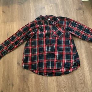 Helt ny rutig skjorta från H&M - Helt ny oanvänd rutig skjorta från H&M!💕 Oversized i storleken