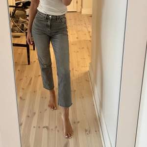 Säljer dessa gråa jeans från TOPSHOP då dom inte kommer till användning.  Storlek W25/L32 Jag är 169 cm lång