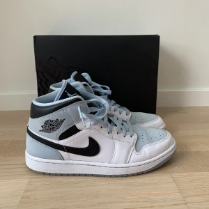 Air Jordan 1 Mid Ice Blue - Air Jordan 1 Mid Ice Blue, storlek herr 42,5. Skorna är sparsamt använda och är i mycket bra skick. Kan fraktas eller mötas upp i Malmö/Lund.