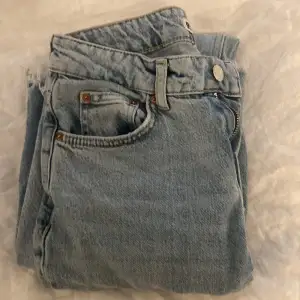 Säljer dessa fina mid/low jeans! Använda men ftf fint skick! Lite slitning längst ner men modellen har sånna fransar! ((Tryck inte på köp nu vill ha en konversation innan)) frakt tillkommer 