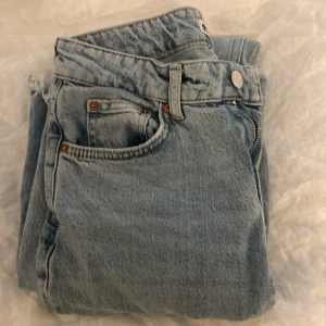 Low/mid jeans - Säljer dessa fina mid/low jeans! Använda men ftf fint skick! Lite slitning längst ner men modellen har sånna fransar! ((Tryck inte på köp nu vill ha en konversation innan)) frakt tillkommer 
