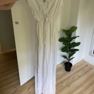 vit långklänning  - vit långklänning som är mjuk i materialet och har en slit på ena benet, säljs pga inte min stil tyvärr 🌸 kan fraktas 