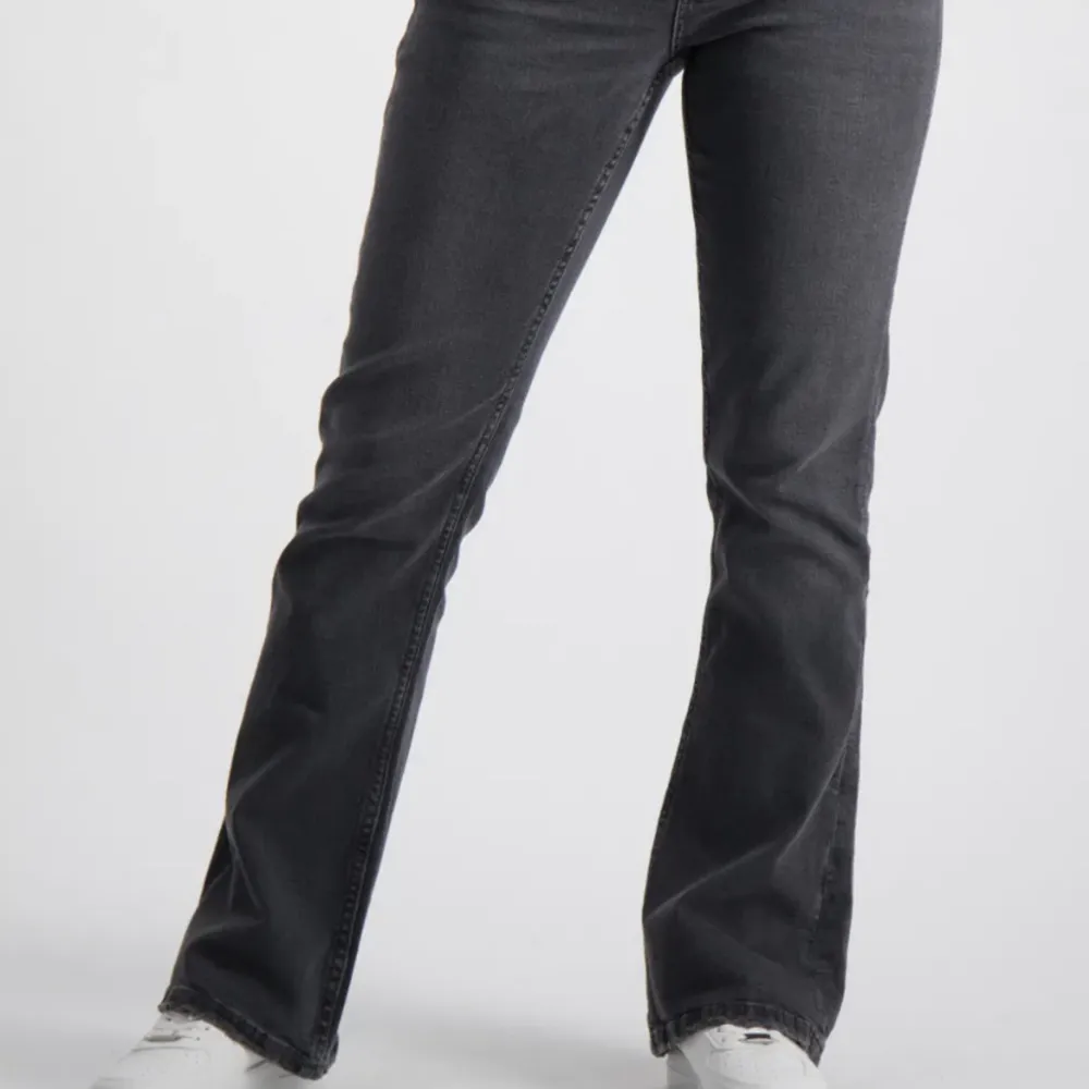 Säljer dessa low waist Bootcut jeansen ifrån Gina Tricot young som aldrig är andvända då dom är för stora dom är i storlek 164 . Jeans & Byxor.