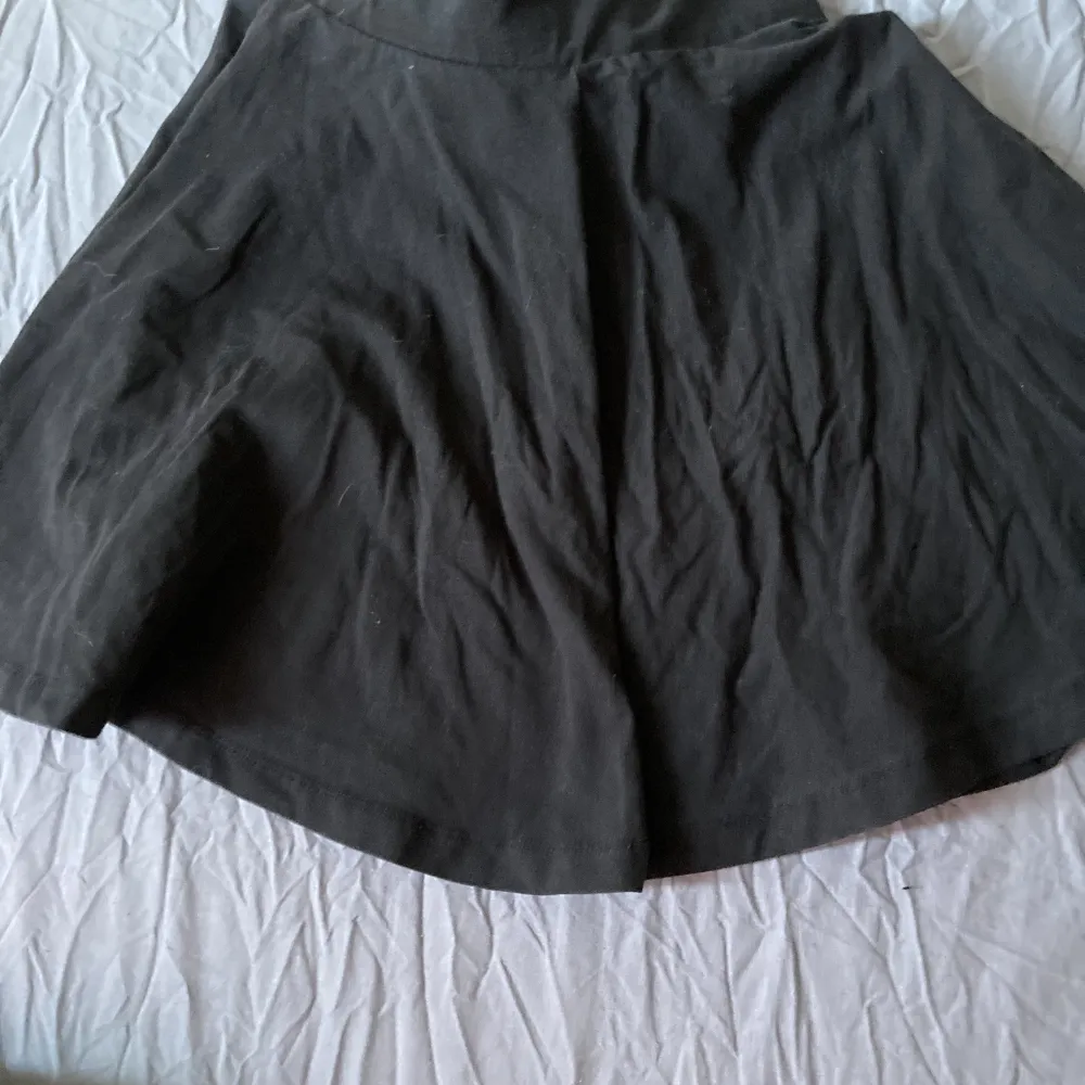 En svart kjol i storlek XS . Bra sick och inte så mycket använd.ps den är inte så skrinklig det är bara jag som lagt den dåligt på bilden.. Kjolar.