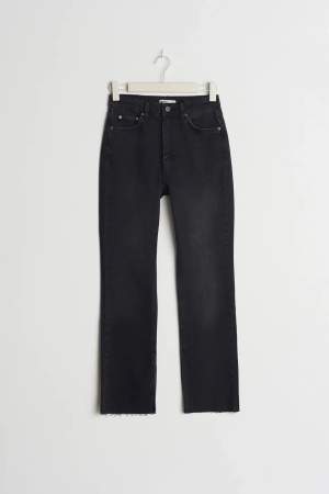 Säljer dessa high waist slit jeans (petite) som köptes denna vecka. Strl 38  Har både i blåa och svarta som ja säljer. 