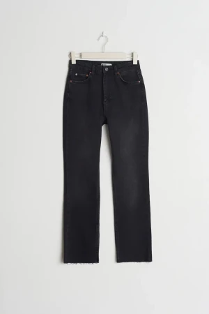 High waist slit jeans Petite (Helt nya) - Säljer dessa high waist slit jeans (petite) som köptes denna vecka. Strl 38  Har både i blåa och svarta som ja säljer. 