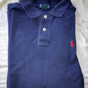 Ralph lauren piké - Strl 18-20 barnstorlek passar 100% S Den är fortfarande till salu! Kontakta om ni vill ha fler bilder