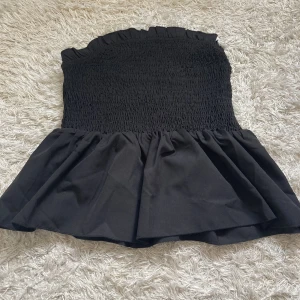 Svart topp - Söt svart topp från Shein!  Osäker på storlek men skulle säga xs  Insydd i sidorna, lite halvdant (se bilder)  