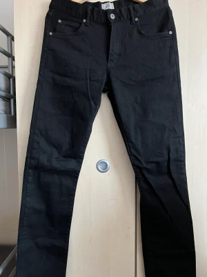 Svarta jeans från Brothers - Säljer ett par svarta jeans köpta på brothers för ett tag sen. Tyvärr så passade dem inte mig när jag fick dem, därav är dem endast testade. Jeansen är i storlek 31/34