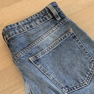 ZARA Jeans Lågmidjade - Nyskick men säljer då de inte passar 💗 Straight jeans. Nypris 399kr