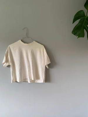 Cropad tshirt Weekday - Vit. Finns i rött och blått med. Alla tre kan köpas för 100 kr.