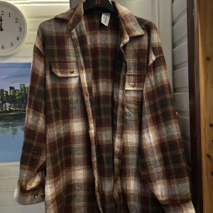 Skjortjacka - Rutig skjortjacka från collusion. Snyggt oversize och superskön. Blir inte för varm, perfekt för sommarkvällar. Sparsamt använd.