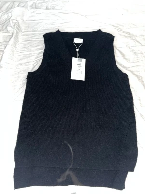 Viril knit riv vneck vest vila - Helt ny tröja köpt för 299 men säljer för 200 då den aldrig är använd, skriv för mer bilder.💕