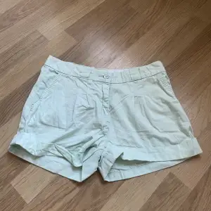 Ett par shorts från H&m i storlek 34