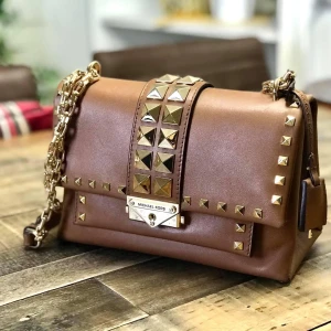 Väska  - Superfint äkta Michael kors väska i brun färg,guld reservdelar 💋nyskick 💄 mått: bredd 24cm, djupt 17 cm, finns att hämta i Jönköping, eller skicka rek