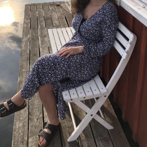 Omlottklänning - Mörkblå omlottklänning 