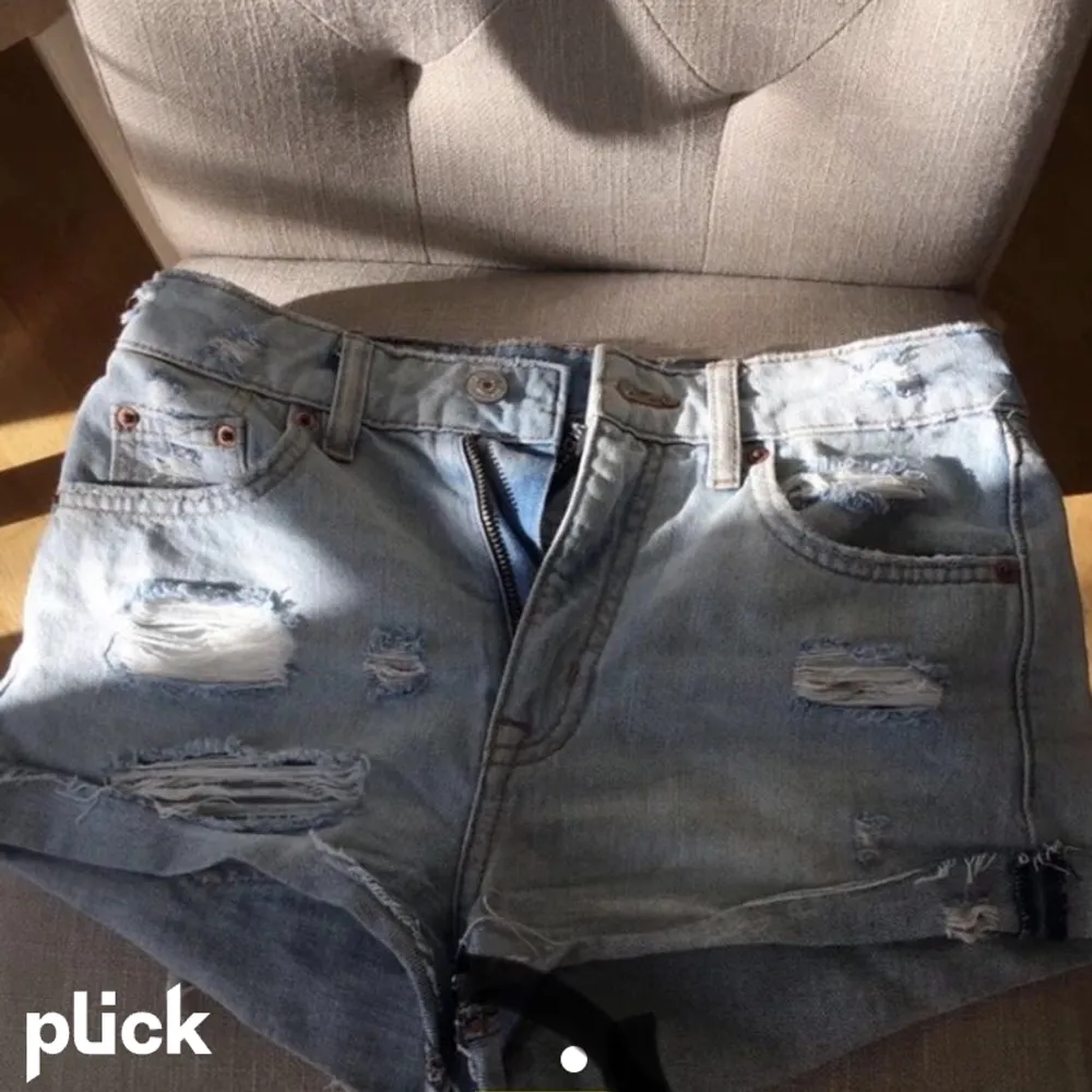 Säljer dessa fina jeansshorts som är köpta på Plick men var lite för stora för mig! (Lånad bild på dem) En helt perfekt modell av jeansshorts om du frågar mig och shortsen är i jättebra skick tycker jag verkligen, finns inga tecken på användning alls. 💗💗. Shorts.
