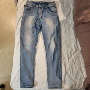 Blå jeans med detaljer L - Upplevs vara L, midjesydda hos skräddare. 