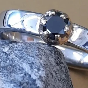 Platinaring med svart 0.5diamant strl 20 - Inköpt pantbank och den är värderad till mellan 30-35000:- diamant hålls upp med guld och 6 krokar. Som ni ser på bild är den vacker. Tyvärr ej behov. Bredd 4mm vikt ca11g. Äkthetsinyg på värde och diamant medföljer.