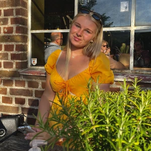 Klänning - Klänning från H&M, storlek M! Använd två gånger, jättefint skick. Orange/gul💛🧡