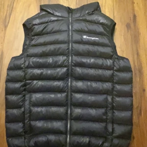 Champion Vest  - Champion Väst i bra skick använts vid 1 tillfälle, säljes eftersom storleken inte passar mig 🌟   