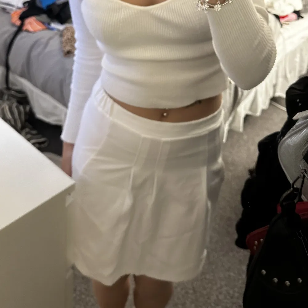 En vit lite längre kjol. Aldrig använd därav bra skick . Kjolar.