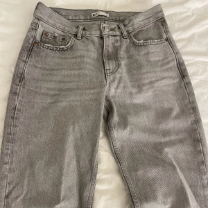 Gråa lågmidjade jeans🌟 - Ett par lågmidjade jeans i storlek 34 från gina. Byxorna är i modellen straight🫶🏻köptes för 499kr💗