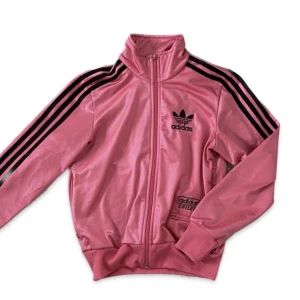 Rosa adidas zip-up - Snygg rosa adidas zip-up! Inte sätt några defekter:)