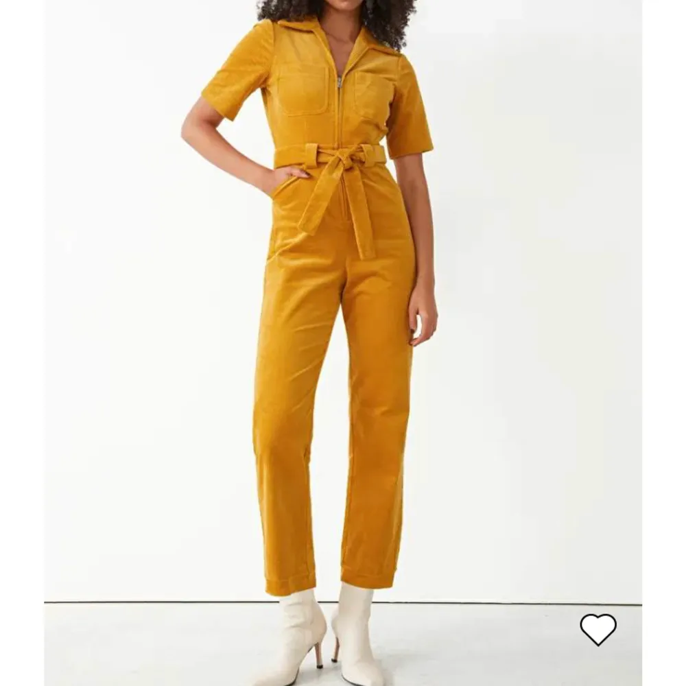 Jumpsuit i gul manchester från & other stories.  1300kr nypris, helt oanvänd, jag säljer den pågrund av att den är för liten och jag har slängt kvittot så jag kan inte lämna tillbaks den. Storlek 34.. Jeans & Byxor.