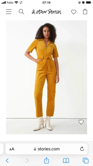 & other stories, courderoy Gul jumpsuit. - Jumpsuit i gul manchester från & other stories.  1300kr nypris, helt oanvänd, jag säljer den pågrund av att den är för liten och jag har slängt kvittot så jag kan inte lämna tillbaks den. Storlek 34.