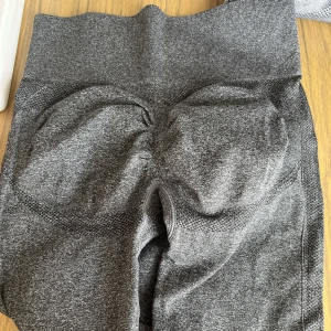 amazon träningstights  - mörkgrå träningstights från amazon, helt nya de är små i storlek de är strl M men passar S bättre, köpte för 250kr och säljer för 200kr och betalning sker endast via swish 