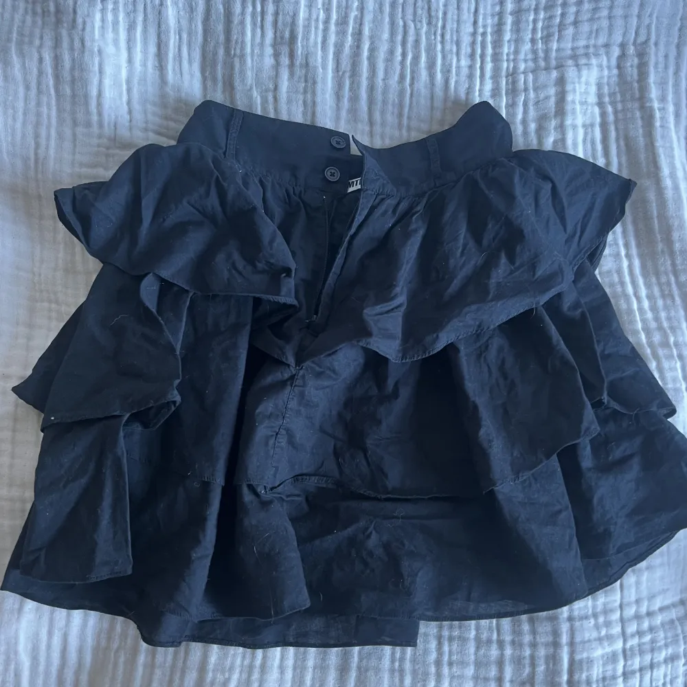 Säljer min svarta volang kjol, perfekt till sommaren! Sitter jätte fint oc har ett luftigt material i någon linne blandning.. Kjolar.