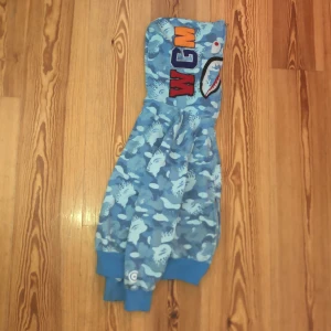 Bape hoodie - Inga skador bara en liten grön färgfläck på nån av ärmarna vid handen size M men passar nån med S lika bra