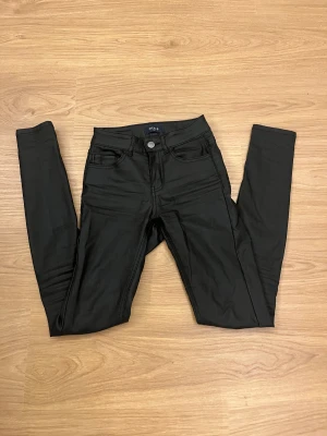 Skinn byxor - Svarta Skinn byxor, lite sliten på ena bakfickan 