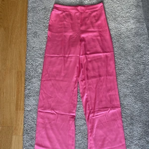 Pyjamasbyxor - Säljer dessa byxor som är använd en gång. Säljer även ett matchande linne till