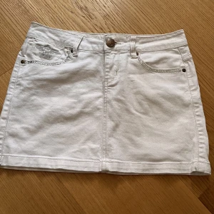 Jeans kjol - Vit jeanskjol i bra skick ifrån just play🤍om du beställer innan den 20 maj så får du 50% på frakten och jag skickar den samma dag🤍