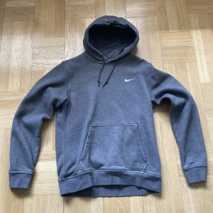 Nike hoodie - Knappt använd, normal passform,  strl M